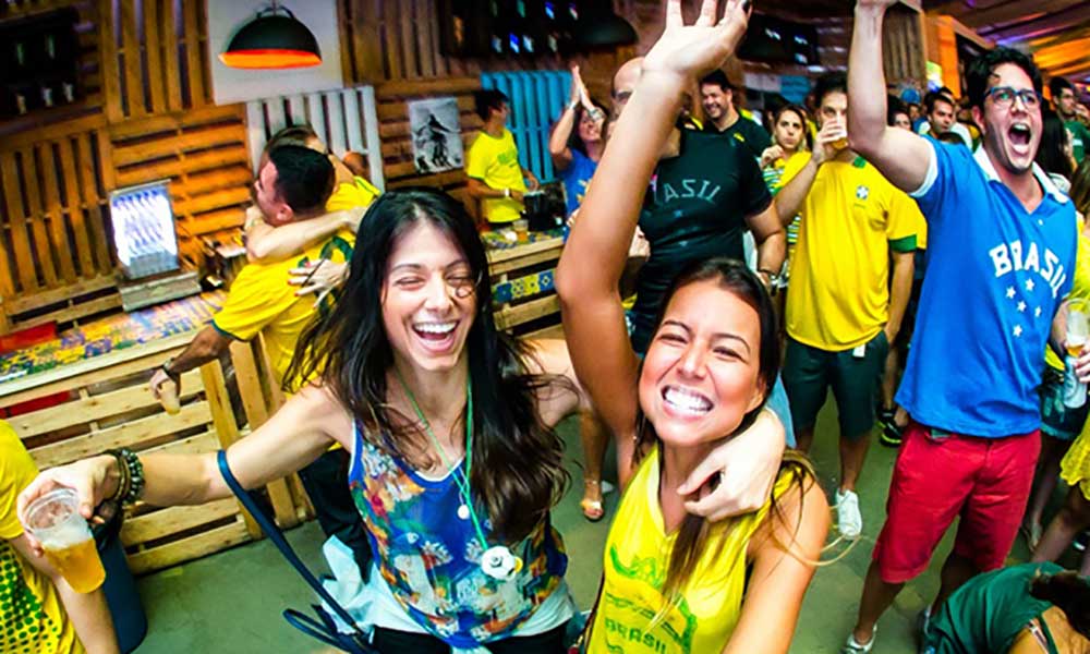 Cerveja e dose de cachaça grátis: bares lançam promoções para jogo do Brasil  na Copa